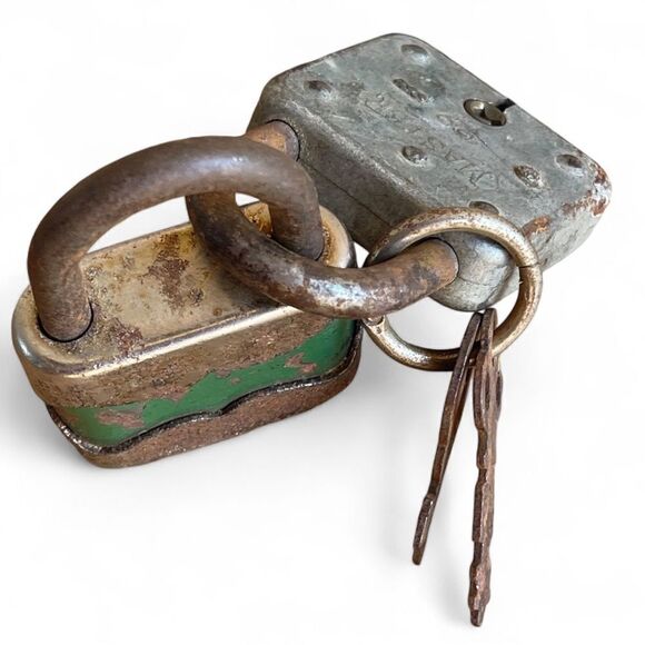 Vintage Rustic Rusty Decor Interlocked Mini Padlocks with Keys Set of 2 - Picture 12 of 16